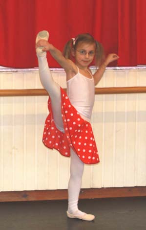 POËZIE IN BEWEGING Enkele jonge dansers van de Ballet- en Dansacademie Pas de Chat vzw presenteren 4 verschillende choreografieën van Sabine Petz en Dorien Van Assche in samenwerking met