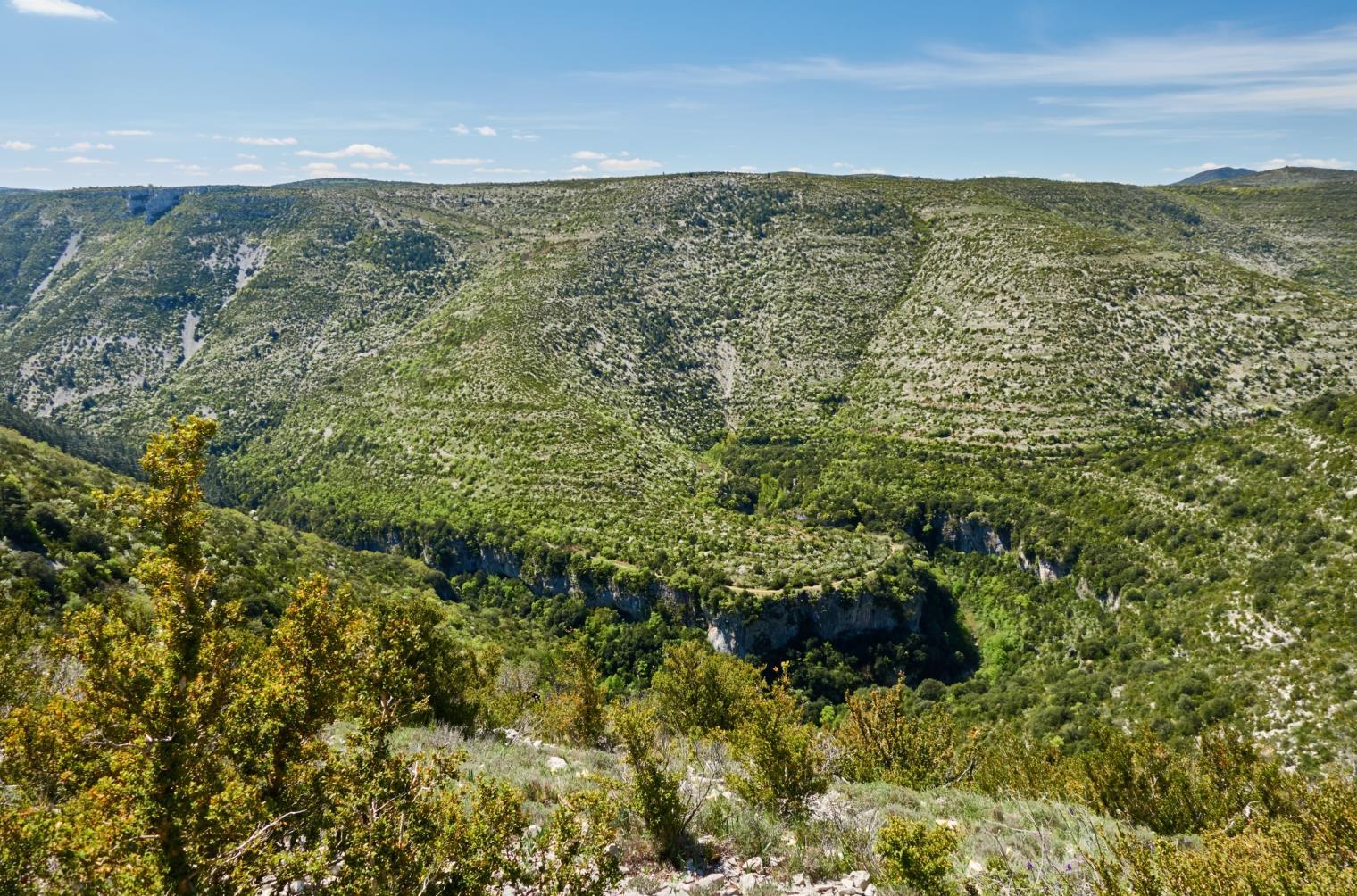 Inmiddels is het één uur geworden en we beginnen aan een smal pad hoog langs de Cirque de Navacelles (niet geschikt voor