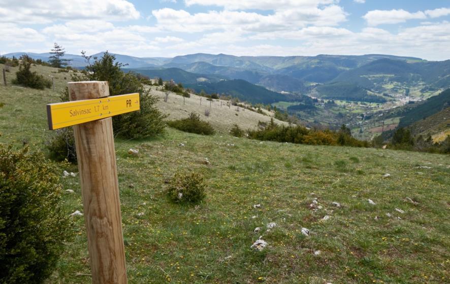 Bij het wandelbordje Salvinsac verlaten we de hoogvlakte en via een mooie route dalen we af naar