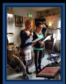 Het duo Anneke en Tine las gezamenlijk een gedicht voor en overhandigde namens de leden een cadeau.