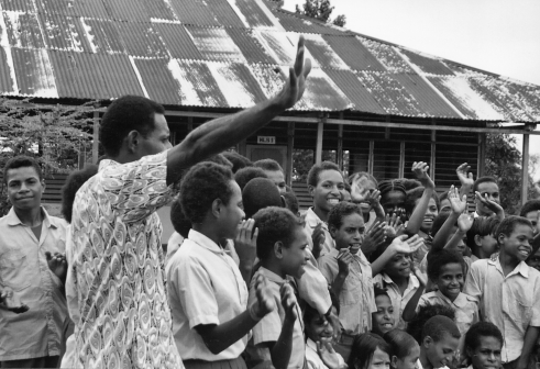 Toegekende gelden mei/juli 2003: Activiteiten in Papua Leermiddelen/gebouwen Via project 110/03 Bouw basisschool Kepi 18.444,- Via project 109/03 Bouw basisschool Muin 9.