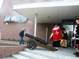 FAKE HEIPAAL Deze handeling is uitermate geschikt wanneer u uw eerste paal gaat slaan voor uw nieuwe bedrijfspand. Tussen de echte heipalen staat een fake-heipaal opgesteld.