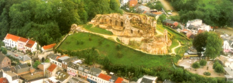 De Grendelpoort uit de 13e/14e eeuw was de westelijke toegangspoort tot Valkenburg Ze werd ook wel Maastrichter- of Bergerpoort genoemd. Ook deze poort werd in 1672 voor een groot gedeelte vernield.