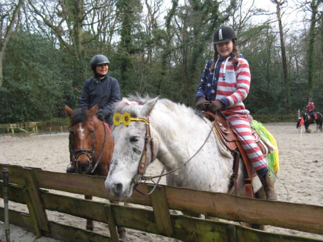 Weer paardrijden bij de Kennemer Ruiters. Het begon allemaal met de vriendschap van Rosanna met Billie. Wij leerden via Billie Babette, via Babette Els, via Els Shy kennen.