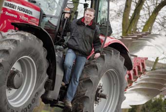 De opleiding Op de Vakopleiding groen, grond en infra leer je werken met machines. In het begin werk je met trekkers, minigravers en de wat eenvoudiger machines.