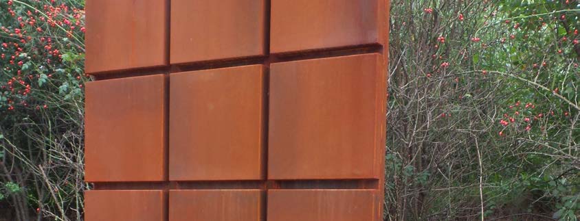 Burni Wanden CorTen staal De blokkenwand is ontworpen als decoratief element met optioneel een geïntegreerde haard en houtopslag.