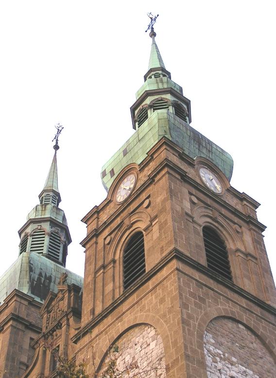 Nabij het marktplein staat de imposante Sint Nikolauskerk, die dateert uit 1724, en met haar 2 torens de skyline van de stad bepaalt.