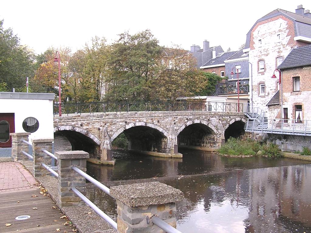 Deze rivier genaamd de Weser krijgt in de Unterstadt het gezelschap van een kleinere rivier, met name de Helle ( Hill in het duits), die gevormd wordt in de Hoge Venen, het hoogste plateau van het