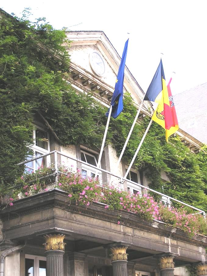 Hier heeft men zicht op de opmerkelijke groene tempelgevel van het Rathaus of stadhuis, dat recentelijk gerenoveerd werd, en inmiddels ook meer toegankelijk is gemaakt voor gehandicapten.