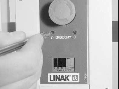 Aanvullende beschrijving elektrische Soflex 3 3.8 Noodbediening De noodbediening wordt gebruikt als de handbediening defect is of als de batterij leeg is.