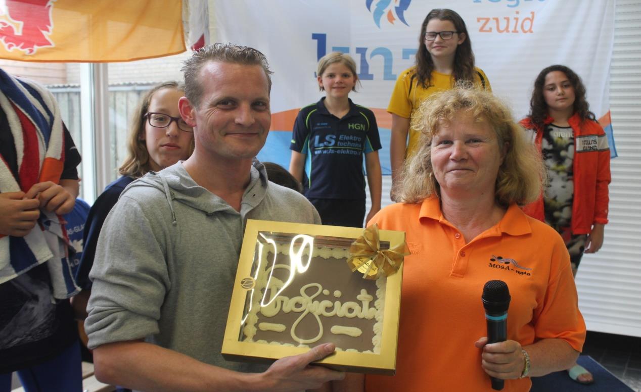 Trainer en wedstrijdzwemmer Richard Claus werd tijdens de Regionale Minioren Finale gefeliciteerd voor zijn prestaties op de Open Nederlandse Masterkampioenschappen in Eindhoven in mei 2016, (Masters