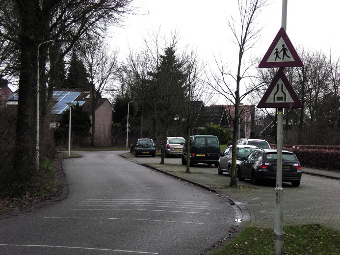 Afwijkende verkeersborden geven altijd aanleiding tot commentaar, zo ook dit bord bij Almelo Schelfhorst.