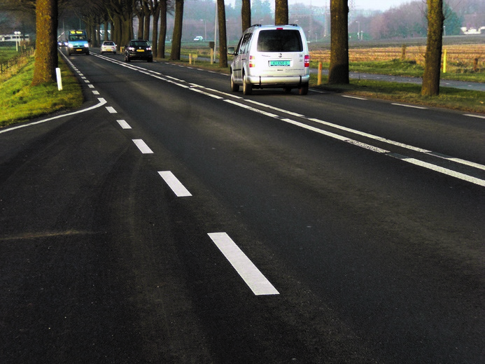 Vriezendijk in Den Ham bochtig, geen belijning Sterke wisselingen in het geldende regime met betrekking tot het inhalen leidt ook al gauw tot reacties.