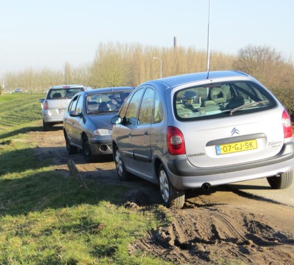 Knelpunt 17 Parkeerprobleem Oude Waal en Groenlanden Verstoring van rust van aanwonendenn. Afwezigheid parkeervoorzieningen rond de Ouwe Waal. Parkeerverbod op de dijk.