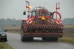 Knelpunt 7 Doorgang voor agrarisch verkeer en hulpdiensten Hoewel agrarische voertuigen en hulpverleningsvoertuigen beiden andere doelen dienen, hebben ze vanuit hun specifieke kenmerken speciale