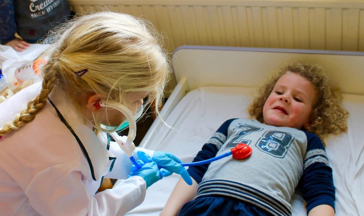 Een aantal rekenactiviteiten die we doen in groep 1 en 2: - pillenpotjes in de goede volgorde zetten van 1 t/m 10 - pillenpotjes vullen met pillen van klei van 1 t/m 15 - potjes met gekleurd water