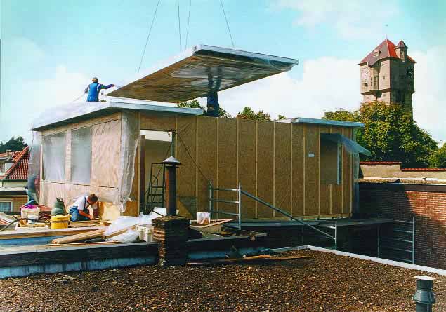 UITVOERING Beperkte montageruimte Bij optoppen bevindt de bouwplaats zich op het dak. Daar is de ruimte beperkt, hetgeen de montage bemoeilijkt.