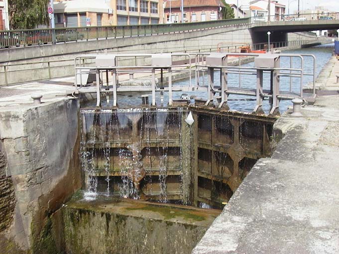 - 38 - De sluisdeuren staan in een hoek tegen elkaar om de druk an het water op te angen. b Z α b p F S a Z h a Fig. 3.8 Kracht uitgeoefend door een loeistof in rust op een recht opperlak.