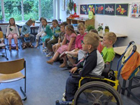 Inclusief onderwijs In de Van Dale staat beschreven: Inclusief: eronder begrepen, met inbegrip van => inbegrepen, incluis; <=> exclusief.