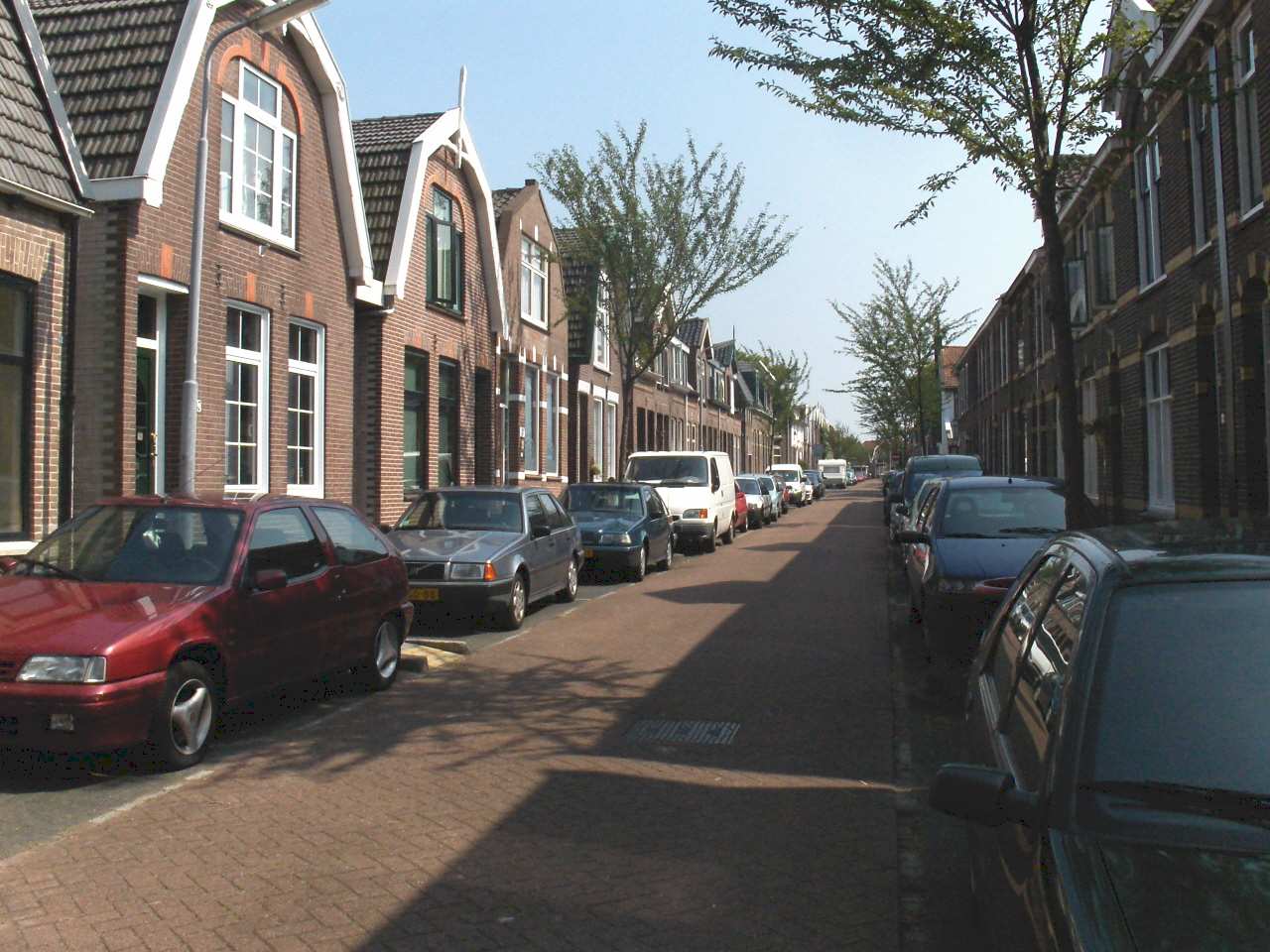 Algemene informatie Deze hoekwoning is gelegen op een fraaie locatie in het centrum van Zaandam met een zeer diepe achtertuin (ca. 18 meter diep) grenzend aan open vaarwater.
