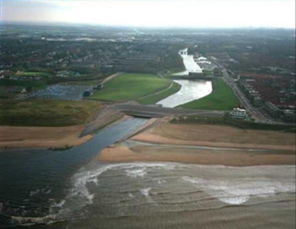 Tot de zeewering behoort de primaire waterkering tussen de Zuidpier van IJmuiden (paal 56.250) en Wassenaar (paal 97.