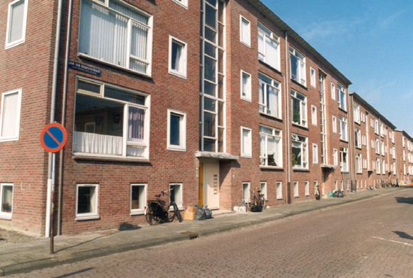 Op deze foto van het Gemeentearchief uit 1982 zijn de portiekflats aan de Jan van Riebeekstraat te zien. Aan de rechterkant zijn ook nog de laagbouwwoningen zichtbaar.