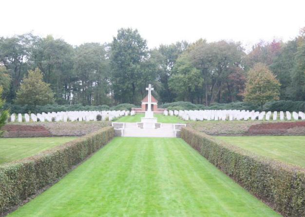 Mook De historische context van Mook wordt bepaald door de Rijksweg, de Groesbeekseweg en de Kerkstraat. Hier liggen de monumentale, publieke gebouwen zoals het raadhuis en de Sint Antoniuskerk.