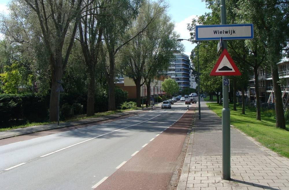 Drdrecht Wielwijk: Van krachtwijk naar fietswijk 6 1 Wijkbeschrijving Wielwijk Wielwijk is een wnwijk in zuidwest Drdrecht.