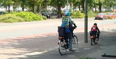 Drdrecht Wielwijk: Van krachtwijk naar fietswijk 7 drgaande rute p de Zuidendijk, waardr de fietsers alleen dr een grte mweg hun rute kunnen vervlgen. 3.