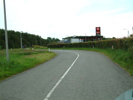 6.4 Voorbeeld gebied C: N357 Leeuwarden Stiens Op de N357 tussen Leeuwarden en Stiens is naast de hoofdrijbaan een parallelweg gerealiseerd die is ingericht als fietssnelweg.