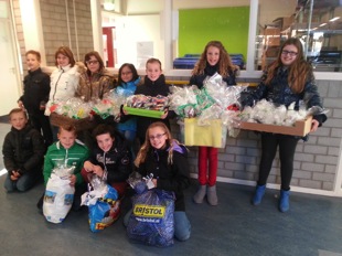 Locatie Bonsen Hoek Nieuws Volle dozen voor De Rozenhoek en Voedselbank Voor de kerstvakantie brachten de leerlingen van onze school dozen vol kerstcadeautjes naar De Rozenhoek.