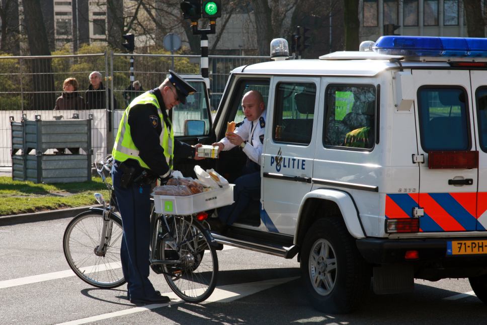 Maatregelen Interventie Arrestatieteam 24 uur beschikbaar Tijdens conferentie in de buurt (gekazerneerd) Nauwe afstemming met Dienst Speciale Interventies: snelle opschaling mogelijk 17 De inzet in