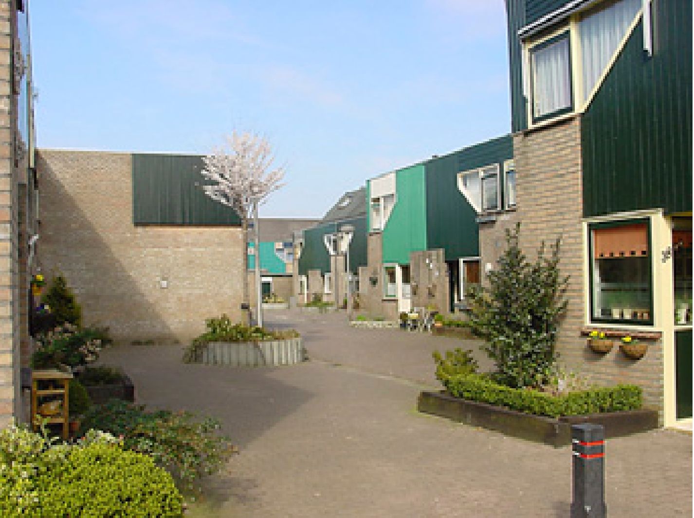 Welstandsnota gemeente aan de Mr. Haarmanstraat in Zevenhuizen. De materialisatie is overwegend steen in een rode tot gele kleur. Incidenteel is wit toegepast.