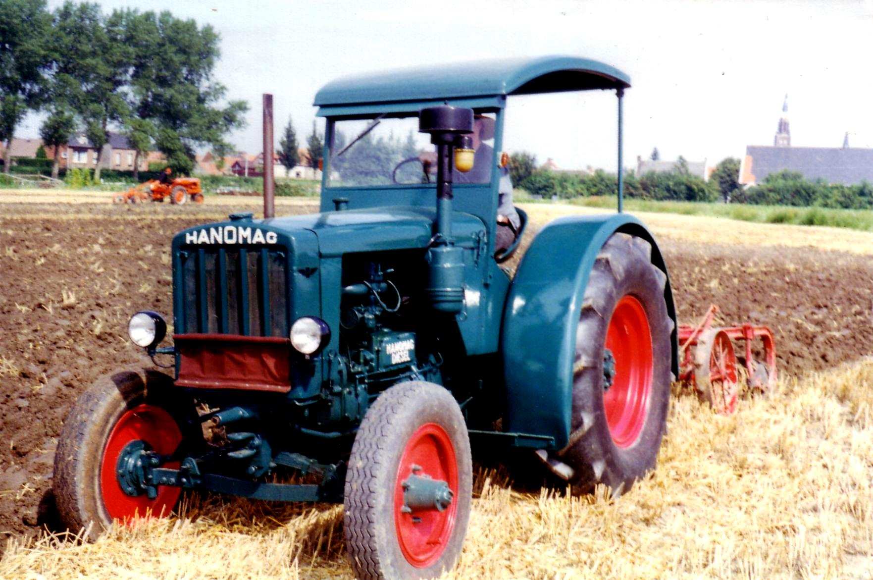 In 1937 kwam Hanomag met een lichte tractor, de RL-20, die de boeren konden gebruiken voor werk op het land en met comfort om in de stad te rijden.