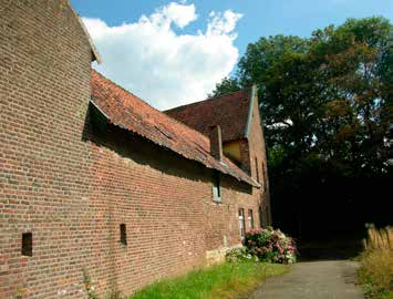 De navolgende foto s geven nadere informatie in detail. 1. De straatgevel: links de sokkel van het vakwerkpand met de verstening uit 1630/39, daarnaast de poort en de aanpalende vleugel uit 1663.