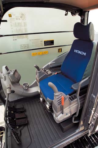 Een nieuwe norm in bedieningscomfort De ruime cabine heeft een ergonomische vormgeving met uitstekend zicht zodat de bestuurder