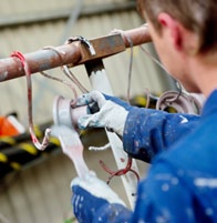 1. wie heeft de leiding op de locatie? De operator. Hij geeft uitleg over: de organisatie van het werk; de regels op de locatie.