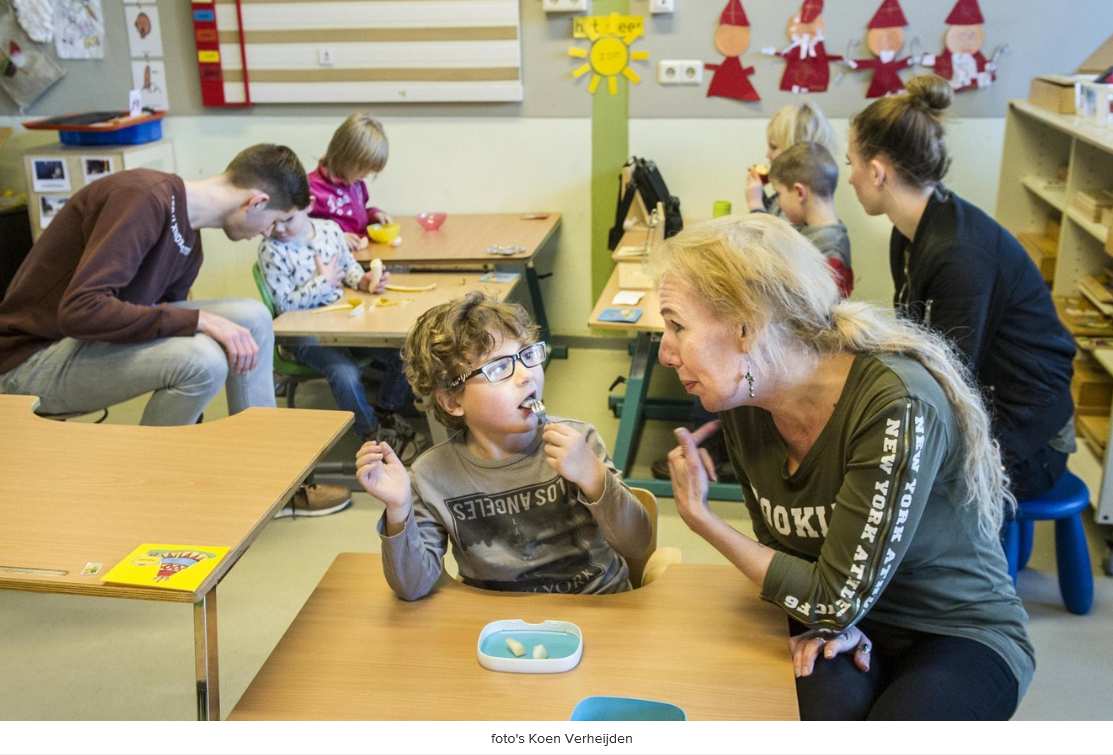 De Sint Maartenschool hikt tegen een ontslaggolf aan Extra zorg Het vergt veel extra mankracht en medische apparatuur om alle leerlingen van het speciaal onderwijs vooruit te helpen.