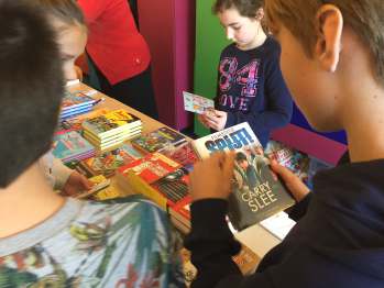 de Bibliotheek De Bibliotheek op School (dbos) Naast de groepsbezoeken en de leesbevorderingsprojecten, zijn de leesconsulenten heel actief in de bibliotheken op school.