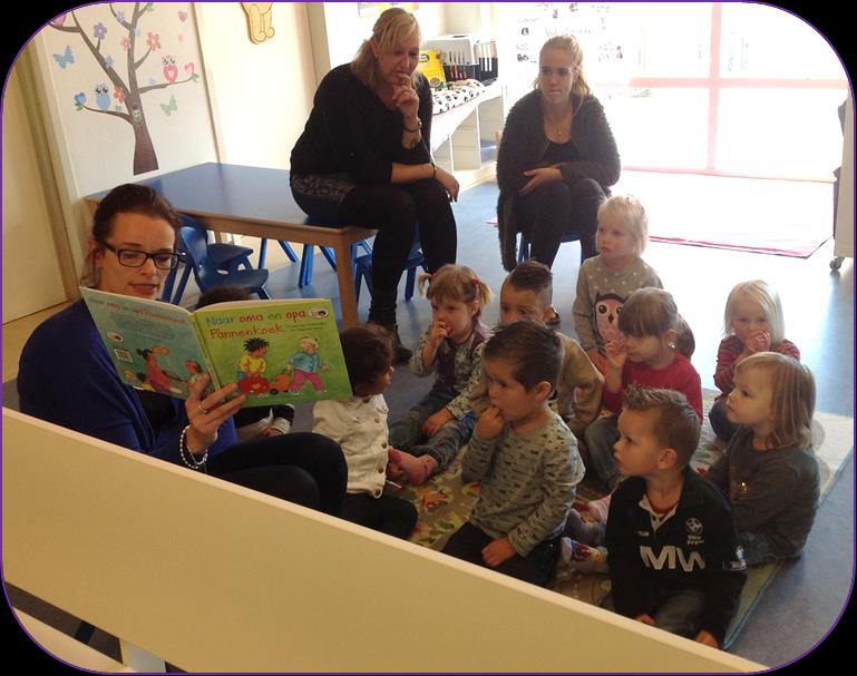 Vorige week ging de kinderboekenweek van start. De Peutergroep heeft 3 nieuwe boekjes gekregen waar dan ook gelijk uit voorgelezen werd door Linda en Nicole. De kinderen (en de andere leidsters ook!