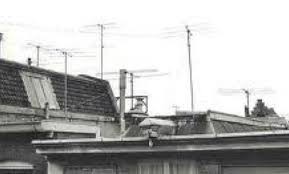 Stichting CAI-Assendorp, het ontstaan. Voordat werd gewerkt met een centrale antenne, had iedere bewoner in ons land, dus ook in Zwolle, een eigen sprietantenne op het dak staan.