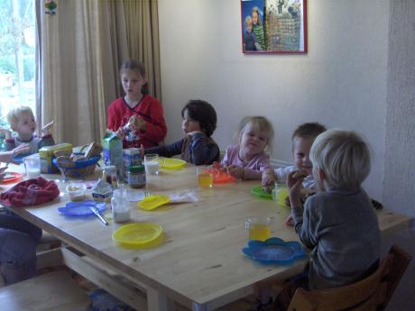 Plezierig en gezellig Kinderen worden niet gedwongen om bepaalde dingen of hoeveelheden te eten, wel gestimuleerd.