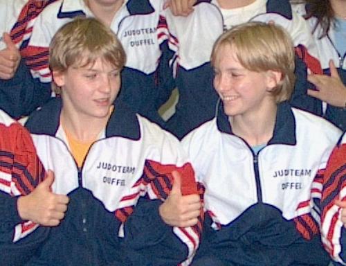 Halfopen randori s - Blauw neemt KK naar keuze rechts of links en naar keuze op een van de drie niveau s. Wit verbreekt telkens de kumi kata en valt aan. - In een volgende fase sluit wit de ogen.