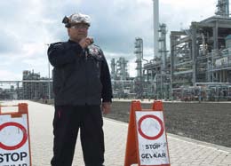 Veiligheid: onder controle Uitgangspunt bij de aanleg van Maasvlakte 2 is, dat ook als het scheepvaartverkeer toeneemt, de veiligheid in en om de haven gelijk blijft.