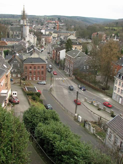 We lopen verder via het plaatsje Goe en Membach en komen om 16.00 uur aan bij dit punt, hoog boven de benedenstad van Eupen.