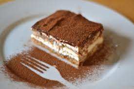 Tiramisu Ingrediënten: 200 gram boudoirkoekjes ½ kilogram mascarpone Sterke koffie 2 cl amaretto 4 eidooiers 2 eiwitten 100 gram poedersuiker Cacao of nesquick 2 blaadjes gelatine 7 Hoe ga je te werk?