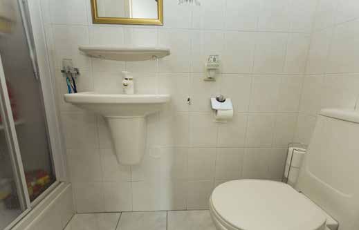 Sanitair Bijzonder aan dit appartement zijn daarnaast de 2 badkamers en het separate toilet. In de eerste badkamer zijn een wastafelmeubel en een ligbad voorzien van jetstream aanwezig.