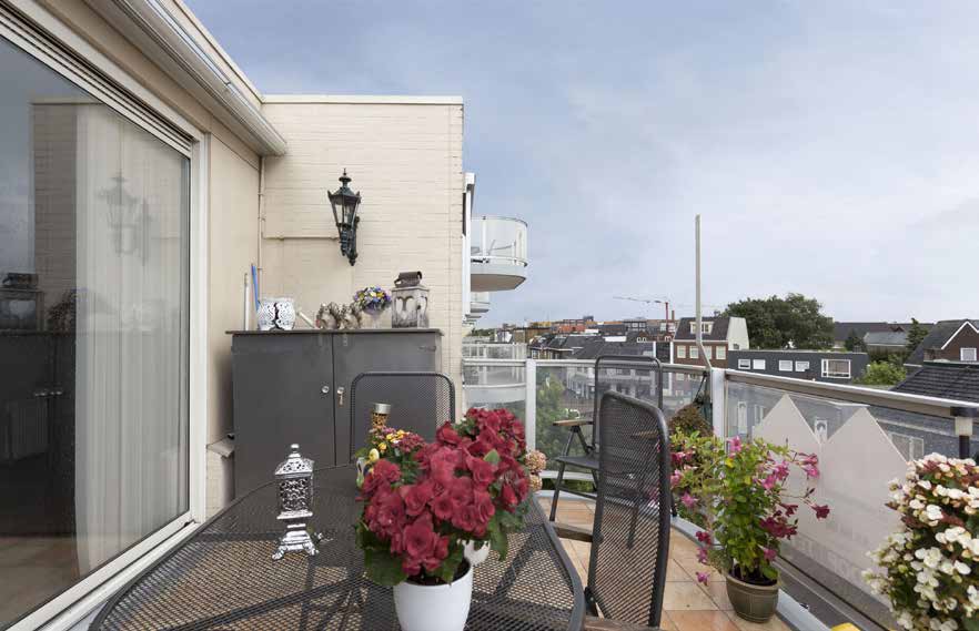 Balkon Vanaf het ruime balkon gelegen op het zuiden, toegankelijk via een schuifpui in de woonkamer, heeft u vrij zicht over de levendige omgeving.
