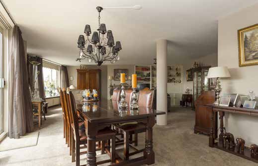 Keuken Vanuit zowel de woonkamer als de hal bereikt u de U-vormige, lichte inbouwkeuken met granieten blad.