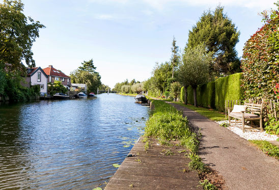 Vrijstaande woning in "Klein Bilthoven" Een geweldige plek voor uw gezin is deze luxe vrijstaande woning aan de Utrechtsestraatweg en de Oude Rijn.